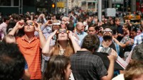 La emoción y la curiosidad invadieron el área metropolitana a raíz de la llegada esta tarde del eclipse total de sol, un fenómeno que generó muchas expectativas...