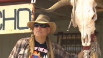 El hombre vive en Arizona y se dedica, literalmente, a cazar inmigrantes en la frontera.