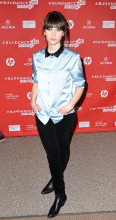 Felicity Jones se decantó por una blusa de seda azul cielo y pantalones negros.