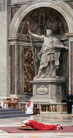 16 de abril de 1927: Joseph Alois Ratzinger nace en Marktl am Inn, Alemania, el más joven de tres hijos de Joseph y Maria Ratzinger.