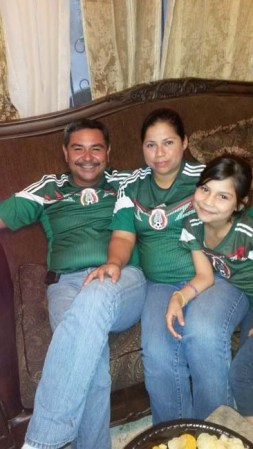 en familia disfrutando el futbol
