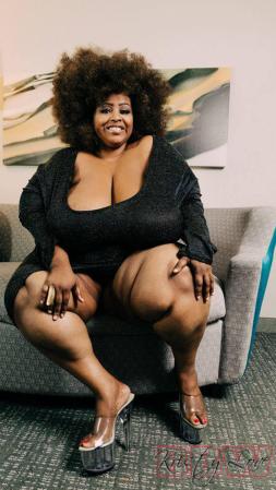 Según un artículo publicado en la revista Semana, Kristy Love, es una estadounidense de 36 años que gana más de 1,000 dólares al día haciendo masajes con sus senos.