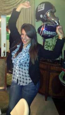 Esta Joven baila de emoción para celebrar la llegada de los Giants desde Nueva Jersey.