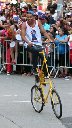 Llenos de alegría y a ritmo de tambor, güira y guitarra, los dominicanos hicieron tronar a la Gran Manzana en su desfile de Manhattan 2013.