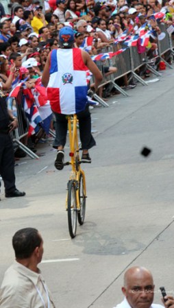Llenos de alegría y a ritmo de tambor, güira y guitarra, los dominicanos hicieron tronar a la Gran Manzana en su desfile de Manhattan 2013.