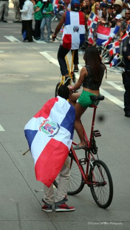 Llenos de alegría y a ritmo de tambor, güira y guitarra, los dominicanos hicieron tronar a la Gran Manzana en su desfile de Manhattan 2013.