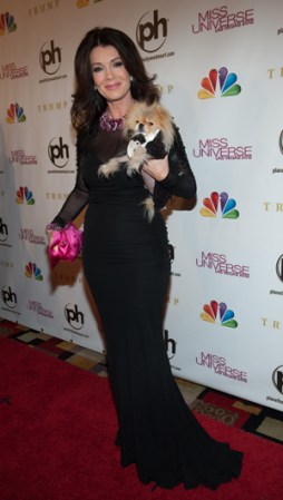 Lisa Vanderpump también escogió el negro para posar en la alfombra roja de Miss Universo 2012.