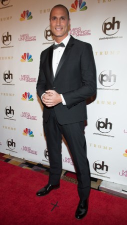 Nigel Barker, elegantísimo, con un riguroso esmoquin negro.