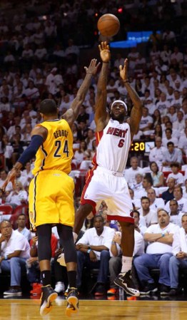 MIAMI, FL - MAY 22: El Heat de Miami derrota espectacularmente a los Peacers de Indiana en tiempo extra 103-102 con soberbia canasta de Lebron James.