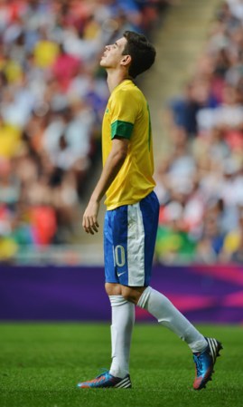 Oscar, de Brasil, se muestra abatido tras el triunfo de México.