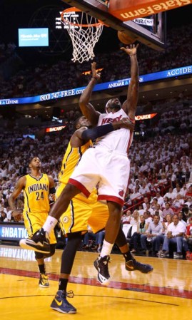 MIAMI, FL - MAY 22: El Heat de Miami derrota espectacularmente a los Peacers de Indiana en tiempo extra 103-102 con soberbia canasta de Lebron James.