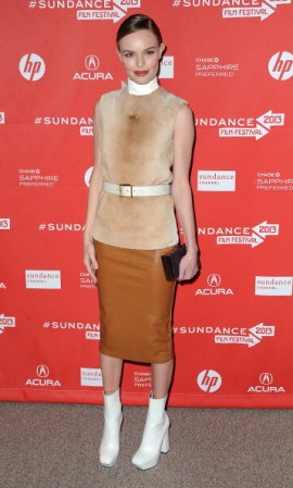 Kate Bosworth fue de las pocas que se lució por su originalidad, brilló con una falda mostaza, unas botas blancas retro y una blusa con cuello alto.