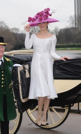 Victoria Pendleton usó para el Royal Ascot 2013, un extraño sombrero de ala ancha con apliques de orquídeas.