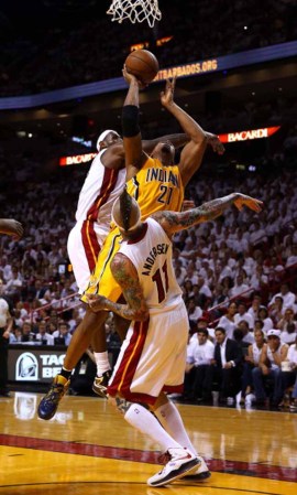 El Heat de Miami derrota espectacularmente a los Peacers de Indiana en tiempo extra 103-102 con soberbia canasta de Lebron James.