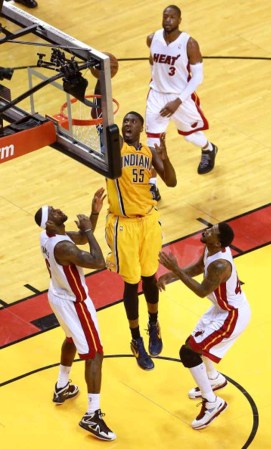 El Heat de Miami derrota espectacularmente a los Peacers de Indiana en tiempo extra 103-102 con soberbia canasta de Lebron James.