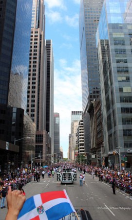 Llenos de alegría y a ritmo de tambor, güira y guitarra, los dominicanos hicieron tronar a la Gran Manzana en su desfile de Manhattan 2013.