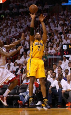 El Heat de Miami derrota espectacularmente a los Peacers de Indiana en tiempo extra 103-102 con soberbia canasta de Lebron James.