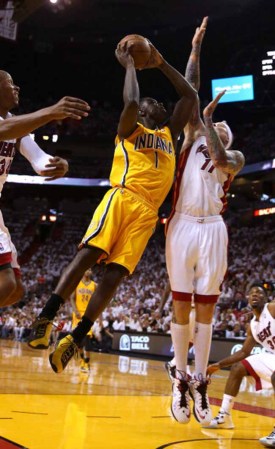 El Heat de Miami derrota espectacularmente a los Peacers de Indiana en tiempo extra 103-102 con soberbia canasta de Lebron James.