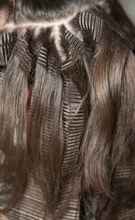 Algo de textura puede ser fabuloso, pero exagerar solo te lleva a un look antinatural.