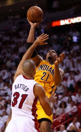 El Heat de Miami derrota espectacularmente a los Peacers de Indiana en tiempo extra 103-102 con soberbia canasta de Lebron James.
