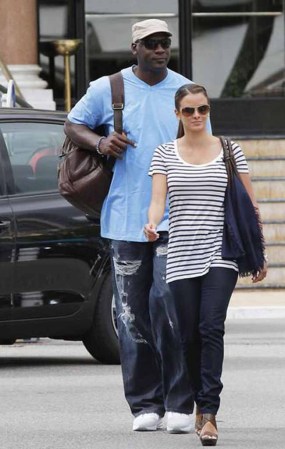 Ivette Prieto, la ex modelo cubana, ahora esposa de Michael Jordan, captada en cámara junto al ex basquetbolista de la NBA.