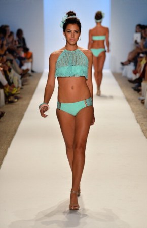 Una modelo presenta una creación de traje de baño de la diseñadora de moda Nicolita durante la Semana de la Moda Mercedes-Benz Swim 2014 en el hotel Raleigh, Miami Beach.
