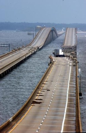 La potencia del huracán Iván dañó el puente sobre la bahía Escambia cuando entró el 16 de septiembre a Florida.