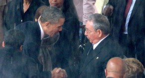 Barack Obama y Raúl Castro se saludan durante los funerales de Nelson Mandela en el 2013.