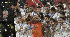 El portero y capitán del Real Madrid, Iker Casillas, levanta el trofeo de campeones del Mundial de Clubes rodeado de sus compañeros, tras vercer a San Lorenzo en la final disputada esta noche en el Gran Estadio de Marrakech, en Marruecos
