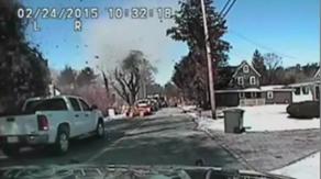 Espectacular video del momento en que una casa explotó en Stafford Township, Nueva Jersey. La explosión fue a causa de gas natural y dejo 15 personas heridas.