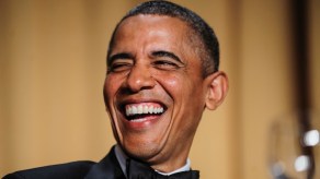 Obama bromea sobre su mandato actual