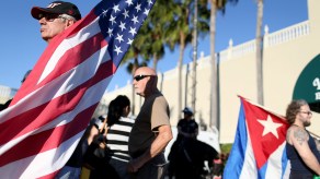 Personas reaccionan a la noticia de nuevas relaciones diplomáticas entre EEUU y Cuba al frente del restaurante Versailles en Miami. 