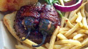 La hamburguesa fue creada por el chef de un restaurante en Denver, donde el miércoles debatirán los precandidatos republicanos.