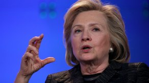 El miércoles por la noche, Clinton pidió al Departamento de Estado que dé a conocer los mensajes que ella escribió en su cuenta privada.