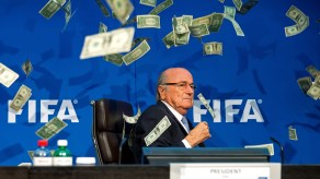 Comediante lanza billetes a Joseph Blatter