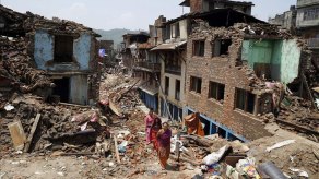 Los destrozos del anterior terremoto siguen siendo muy visibles este martes, jornada en la que otro sismo ha golpeado al Nepal.