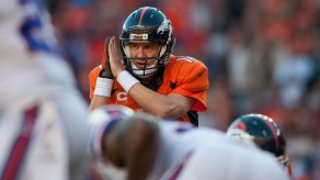Peyton Manning tuvo una actuación inconsistente en el partido contra los Bills el domingo. 