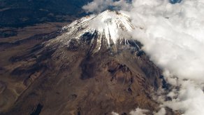 El volcán ubicado en la frontera entre los estados de Puebla y Veracruz tiene una elevación de 18,406 pies, según el Instituto Nacional de Estadística y Geografía.