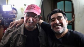 Al final del concierto, Maradona mantuvo un encuentro con el cantautor cubano durante el cual charlaron, se fotografiaron y el campeón de fútbol 1986 le regaló al autor de "Ojalá" una camiseta con la inscripción "De Zurda".