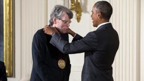 Obama premia a Stephen King y a Miriam Colón
