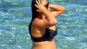 Kim Kardashian luce su pancita en las aguas del Caribe