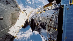 Iniciamos este resumen de semana con esta imagen del Hubble Space Telescope suspendido sobre el Discovey a 332 millas náuticas de la Tierra. 
