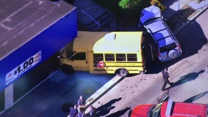 Bus escolar choca con estudiantes abordo en NJ