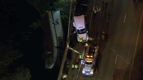 Camión de Wal-Mart cae por un puente en NJ