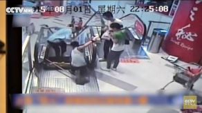 Video: Pierde un pie en escalera mecánica