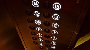 Hombre muere aplastado por un elevador 