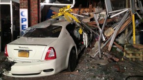 Auto de lujo destroza tiendas de Long Island