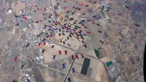 En video: Paracaidistas rompen récord mundial