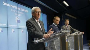 La eurozona alcanza un acuerdo con Grecia por unanimidad<br />El presidente de la Comisión Europea, Jean-Claude Juncker (izq); el presidente del Consejo Europeo, Donald Tusk (c), y el presidente del Eurogrupo, Jeroen Dijsselbloem (dcha), dan una rueda de prensa tras finalizar la cumbre de líderes de la eurozona sobre la crisis en Grecia,en la sede del Consejo Europeo, en Bruselas (Bélgica), este 13 de julio de 2015.