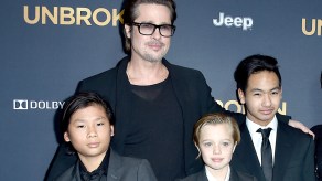 Shiloh, o John, junto a su padre Brad y sus hermanos Pax y Maddox en el estreno del filme Unbroken. 